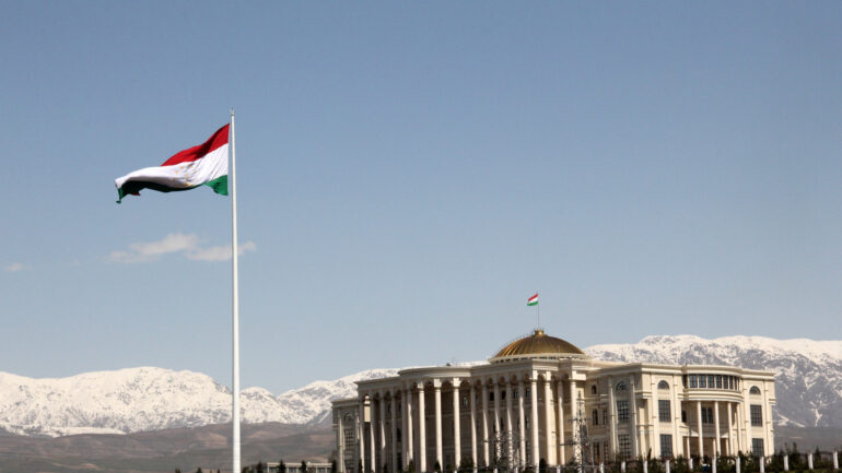 Palace_of_Nations_and_the_Flagpole,_Dushanbe,_Tajikistan